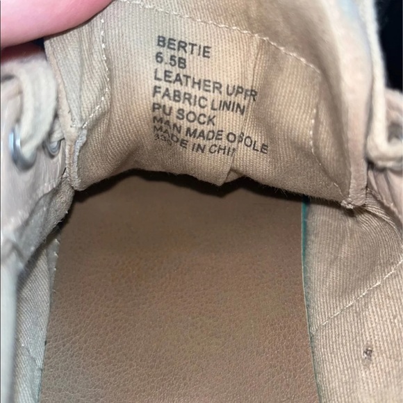 Sneakers - Picture 4 of 6